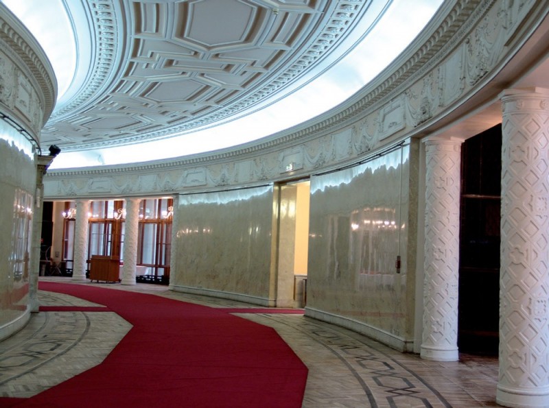 Tynki gipsowe, gipsowo-wapienne i stiuki stosowane ze
względu na swoją higroskopijność tylko we wnętrzach,
najczęściej w pałacach i budownictwie
rezydencjonalnym. Obecnie znajdują swoje zastosowanie
jako tynki ozdobne w luksusowych hotelach
i apartamentach.