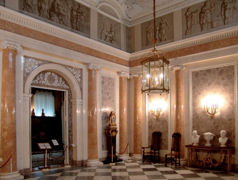 Tynki gipsowe, gipsowo-wapienne i stiuki stosowane ze
względu na swoją higroskopijność tylko we wnętrzach,
najczęściej w pałacach i budownictwie
rezydencjonalnym. Obecnie znajdują swoje zastosowanie
jako tynki ozdobne w luksusowych hotelach
i apartamentach.