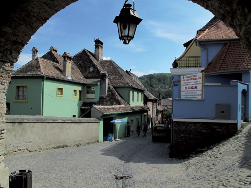 Obecnie najczęściej stosowane są tynki wapienno-
-cementowe w formie gotowych mieszanek. Użyte przy
ich przygotowaniu modyfikatory i pigmentacja sprawiają,
że ich różnorodność jest ogromna. Wyprawy te
w największym stopniu wpływają na krajobraz i estetykę
naszych miast.