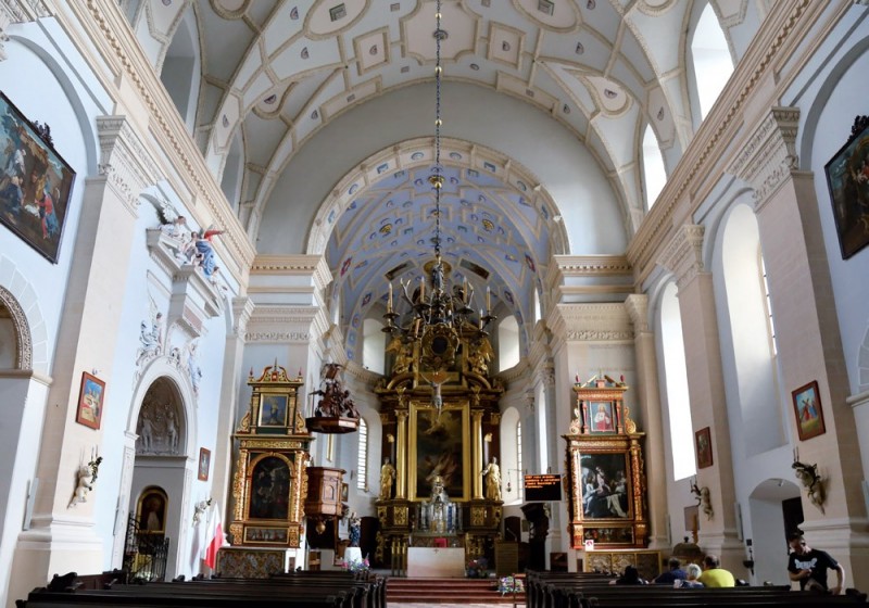 Fara kazimierska.
Wnętrze nawy
z widokiem
na ołtarz główny,
stan po konserwacji.
Fot. A. Hardt