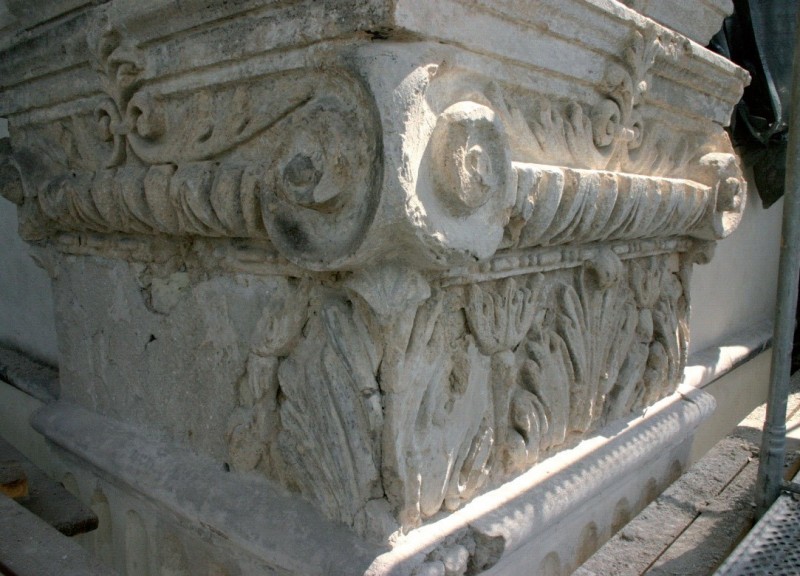 Elewacja kaplicy
Górskich. Głowica
narożnego pilastra przed
konserwacją, 2011 r.
(fot. po prawej).
Fot. M. Andron