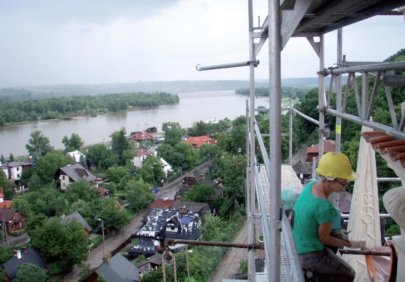Prace konserwatorskie
na szczycie zachodnim
fary, 2012 r.
Fot. P. Czajka