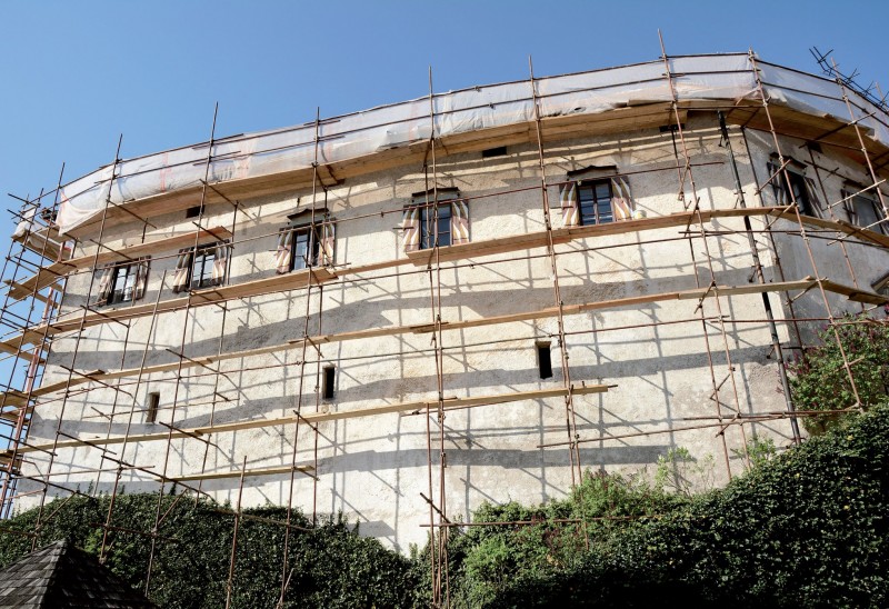 Przy pracach
przygotowawczych
do robót tynkarskich
istotną rolę odgrywa
budowa rusztowania
najczęściej wykonywana
przez samych tynkarzy
(jak na zdjęciu).
Wskazanym jest jednak
wykonanie rusztowania
przez specjalizujących się
w tym rzemieślników,
najlepiej z użyciem
profesjonalnych
konstrukcji
i zabezpieczeń.