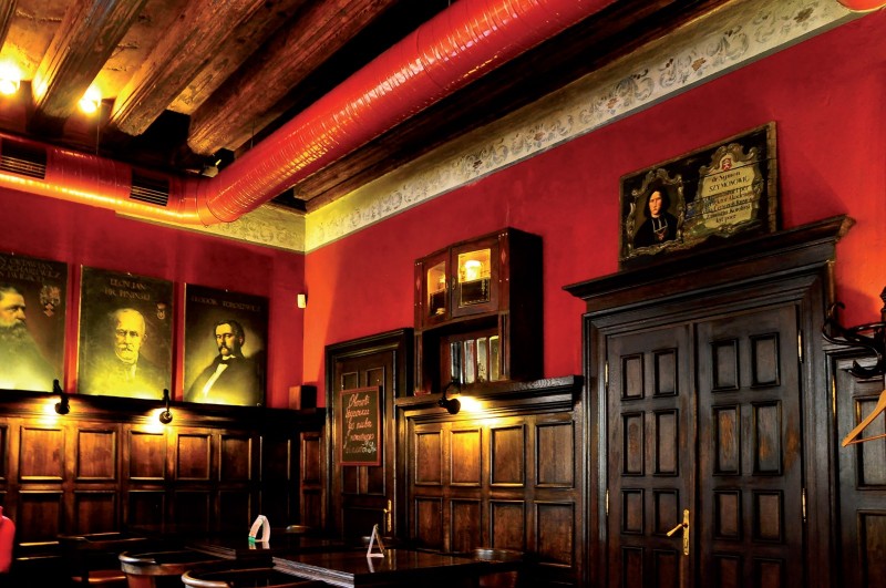 Tynki gliniane stosuje się
przy renowacji
budynków, w których
istotną rolę odgrywają
względy ekologiczne
i budowlano-fizyczne,
z zapewnieniem
zgodności konstrukcji
ścian i stropów. Obecnie
zdecydowanie częściej
stosowane we wnętrzach
(np. starych budynków
ze znacznym procentem
konstrukcji drewnianych
skomponowanych
z wyposażeniem).