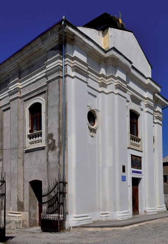 W przypadku tynków
wapiennych ze względu
na ich wysoką
dyfuzyjność
i przepuszczalność wody
szczególnie ważne jest
wyrównanie
wytrzymałości
i chłonności powierzchni
podłoża oraz jego
przygotowanie.
Na ścianie bocznej
obiektu widoczne
prawidłowo dobrane
i przygotowane podłoże
pod aplikację tynku
wapiennego, założonego
dwa lata wcześniej
na fasadzie.