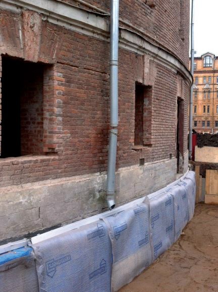 Fundamenty i cokoły
budynku dawnego
więzienia zostały
profesjonalnie
uszczelnione.
Fot. Remmers