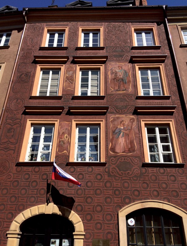 Jedna z elewacji
kamienic w Warszawie
po pracach
konserwatorskich.
Fot. J. Olesiak,
Remmers Polska