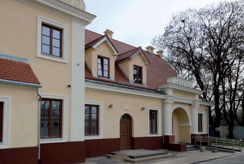 Dworzec PKP w Łęczycy
ocieplono od środka
płytami Multipor
grubości 5 i 10 cm,
przez co mury budynku
z 1925 roku spełniają
obecne normy termiczne