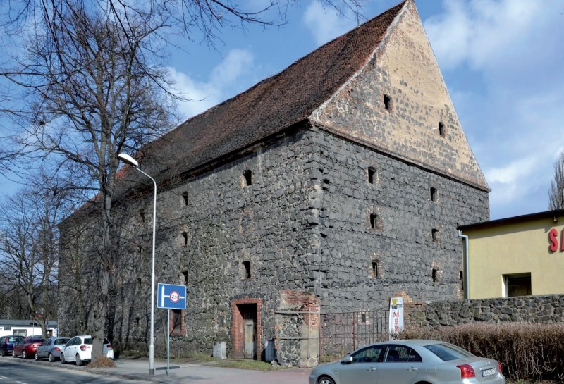 Fot. 1. Dom Solny
w Lubaniu
przed rozpoczęciem
prac konserwatorskich
i restauratorskich – widok
od strony południowej.
Fot. P. Prośniak