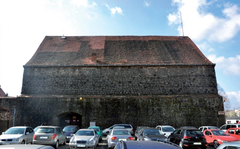 Fot. 2. Elewacja
zachodnia Domu
Solnego w Lubaniu,
stan obiektu przed
rozpoczęciem prac
konserwatorskich
i restauratorskich.
Fot. P. Prośniak