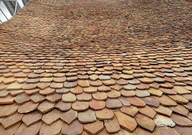 Fot. 3. Oryginalne
pokrycie dachu Domu
Solnego w Lubaniu
zachowane in situ.
Fot. M. Gąsior