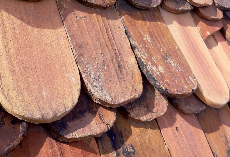 Fot. 4. Fragment połaci
dachu Domu Solnego
w Lubaniu –
uzupełnienia ubytków
pokrycia, wykonane
ze zrekonstruowanych
dachówek.
Fot. T. Nieruchalski