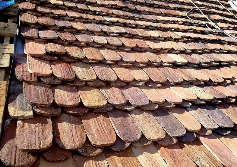 Fot. 5. Oryginalne
pokrycie dachu
Domu Solnego
w Lubaniu zachowane
in situ. Fot. M. Gąsior