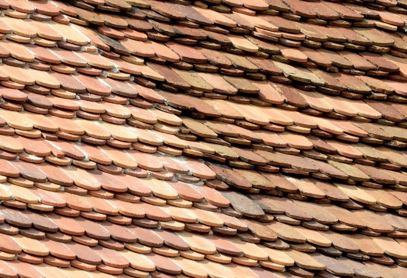 Fot. 6. Fragment połaci
dachu Domu Solnego
w Lubaniu. Po lewej
stronie widoczna część
zrekonstruowana,
po prawej zachowana
oryginalna połać
z dachówki historycznej.
Fot. T. Nieruchalski