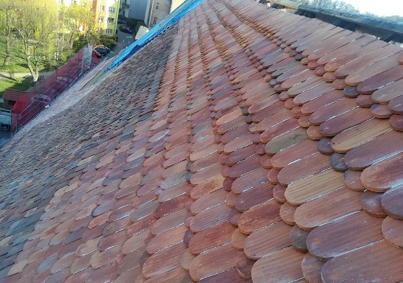 Fot. 7. Fragment połaci
dachu Domu Solnego
w Lubaniu,
zrekonstruowanej
z nowej dachówki
wykonanej przez
FCB Ostrzeszów.
Fot. B. Malinowski