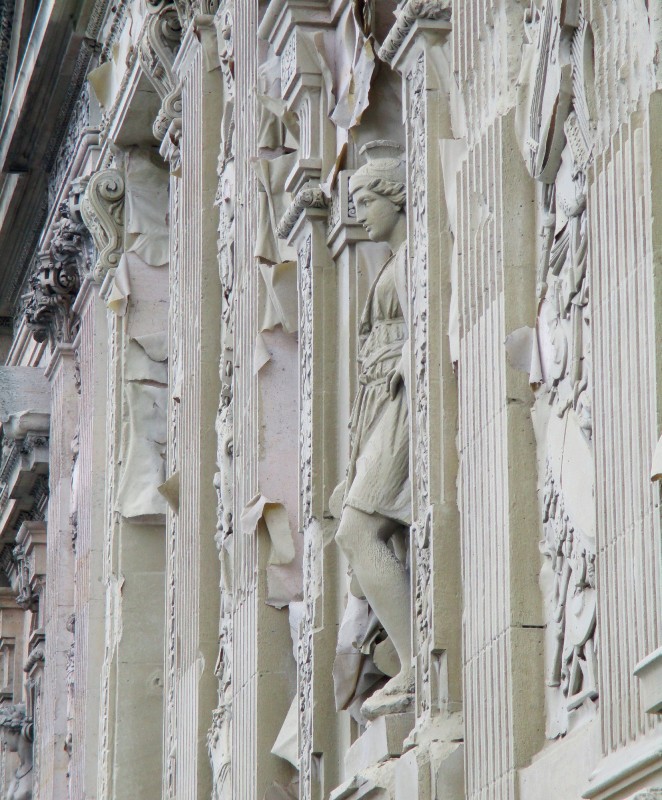 Muzeum Luwr w Paryżu,
widoczne wyschnięte
warstwy Remmers
Clean Galena, przed ich
usunięciem z elewacji