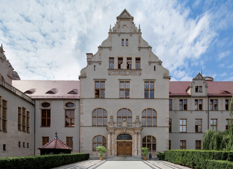 Collegium Minus (Aula UAM)
Wykonaca elewacji (2011) – Firma Budowlano-
Sztukatorska i Renowacji Zabytków, Sebastian Domaniecki
Wykonawca wnętrz – BAUARTCOMPLEX,
Tomasz Pokładecki