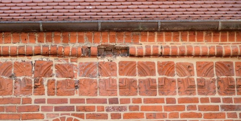 Uszkodzenia ceglanych
detali elewacji katedry.
Fot.: T. Nieruchalski