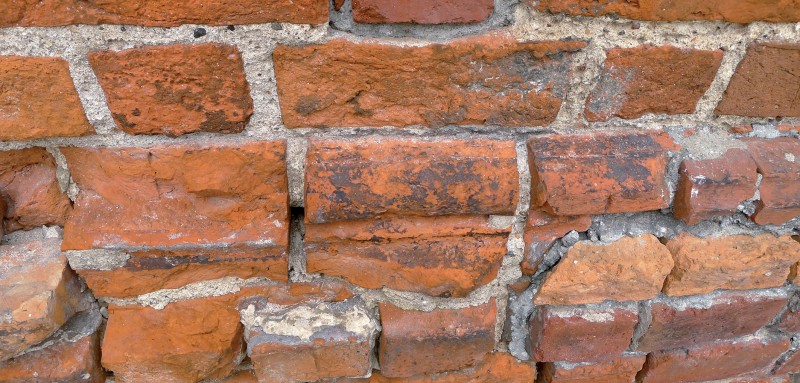 Północna elewacja
prezbiterium, relikt
profilowanego gzymsu
cokołowego (faza III).
Fot.: M. Małachowicz