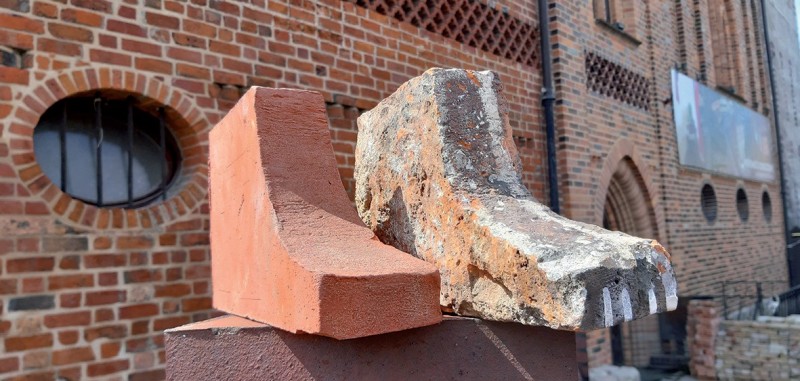 Nowe kształtki
uzupełniające gzyms
wieńczący ceglaną partię
wieży zachodniej.
Fot.: M. Małachowicz