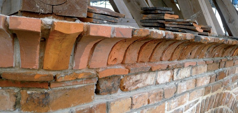 Nowe kształtki
uzupełniające gzyms
wieńczący ceglaną partię
wieży zachodniej.
Fot.: M. Małachowicz