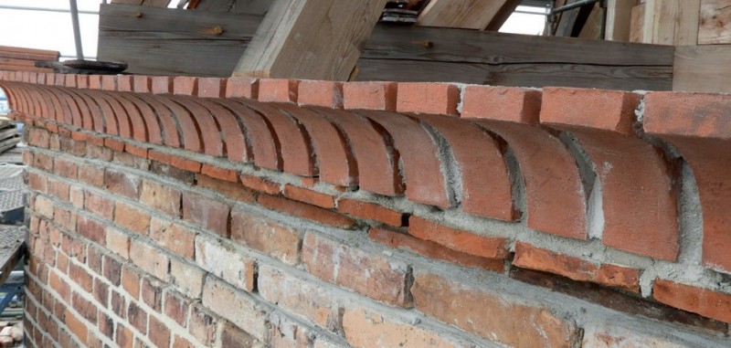 Nowe kształtki
uzupełniające gzyms
wieńczący ceglaną partię
wieży zachodniej.
Fot.: M. Małachowicz