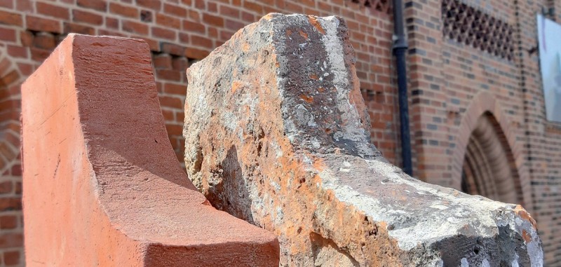 Nowe kształtki
uzupełniające gzyms
wieńczący ceglaną partię
wieży zachodniej.
Fot.: M. Małachowicz