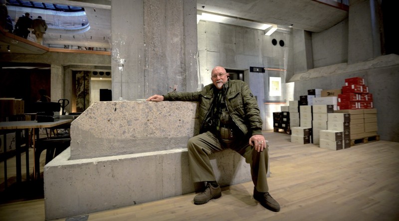 Piotr G. Mądrach przy
stopie fundamentowej
wykonanej przez firmę
swojego dziadka
Andrzeja Szałka
w obecnej restauracji
hotelu WARSZAWA
(PRUDENTIAL)