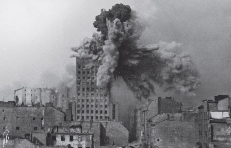 PRUDENTIAL trafiony
pociskiem z moździerza
podczas Powstania
Warszawskiego 1944.
Fot.: Sylwester Braun,
ze zbiorów Muzeum
Powstania
Warszawskiego