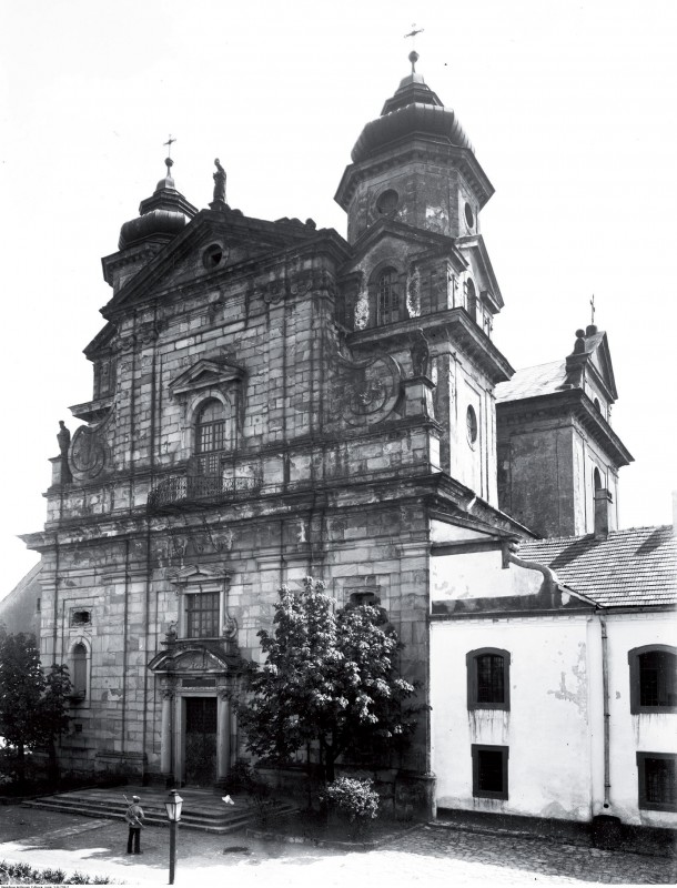 Elewacja frontowa dawnego kościoła karmelitańskiego. Okres międzywojenny