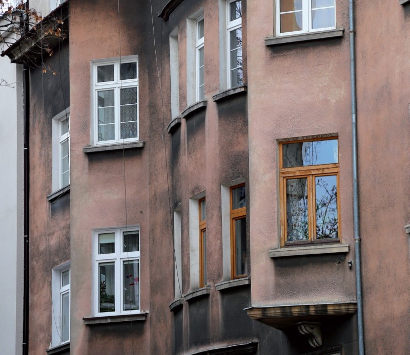 Barwne, ciemnoczerwone tynki „zwykłe”, dzięki dodatkom miki połyskują na słońcu. Fot. A. Hardt