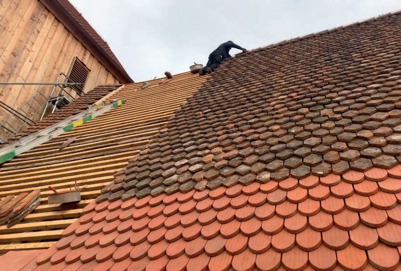 Prace dekarskie
na kościele w Rossow,
Niemcy.
Fot. Marek Fiedorowicz