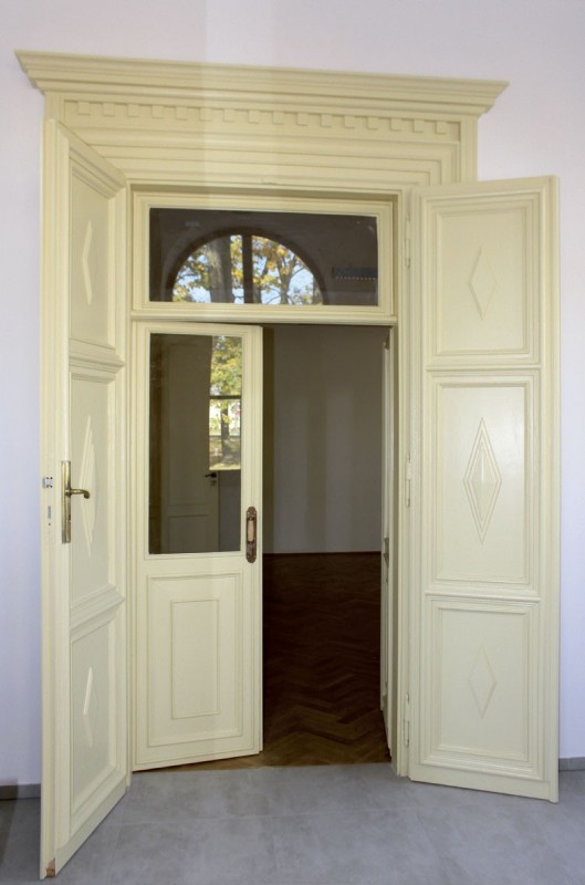 Dwór w Rybczewicach, stolarka drzwiowa w wejściu głównym – po pracach konserwatorskich