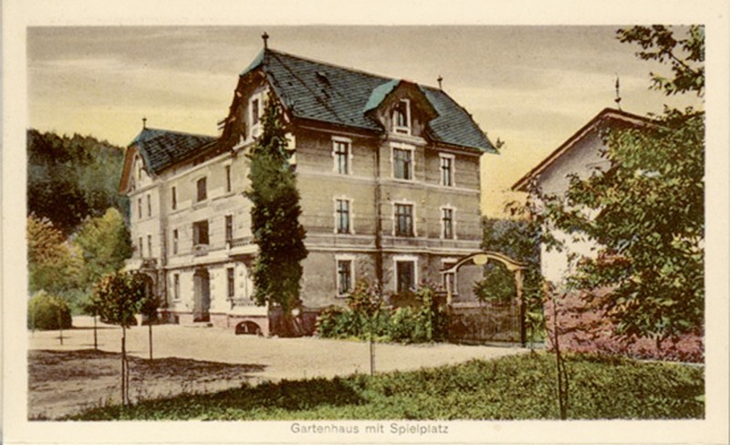 Zdjęcie budynku klasztornego zwanego ogrodowym przed 1945 rokiem