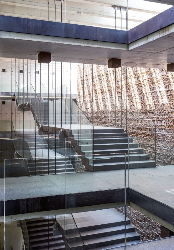 W wysokim foyer CSK wyeksponowano surowe ściany dawnego „Teatru w Budowie”. Foto: dzięki uprzejmości Stelmach i Partnerzy Biuro Architektoniczne