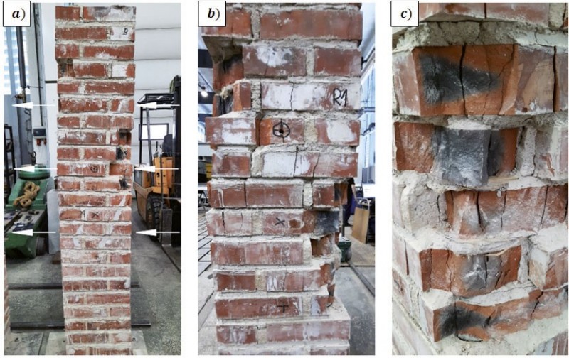 Filar R1 (smukły, wzmacniany w spoinach włóknami PBO) – uszkodzenia przy zniszczeniu: a) widok ściany A (białe strzałki wskazują kierunek wygięcia), b) widok pęknięć ściany B, c) widok naroża ścian B/C