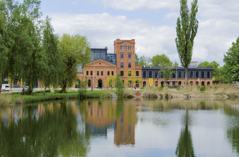 Przy ulicy Tymienieckiego zachowała się dawna fabryka Ludwika Grohmana, której ceglane zabudowania przeglądają się w wodzie pobliskiego stawu. Po przebudowie mieszczą siedzibę Łódzkiej Specjalnej Strefy Ekonomicznej S.A.