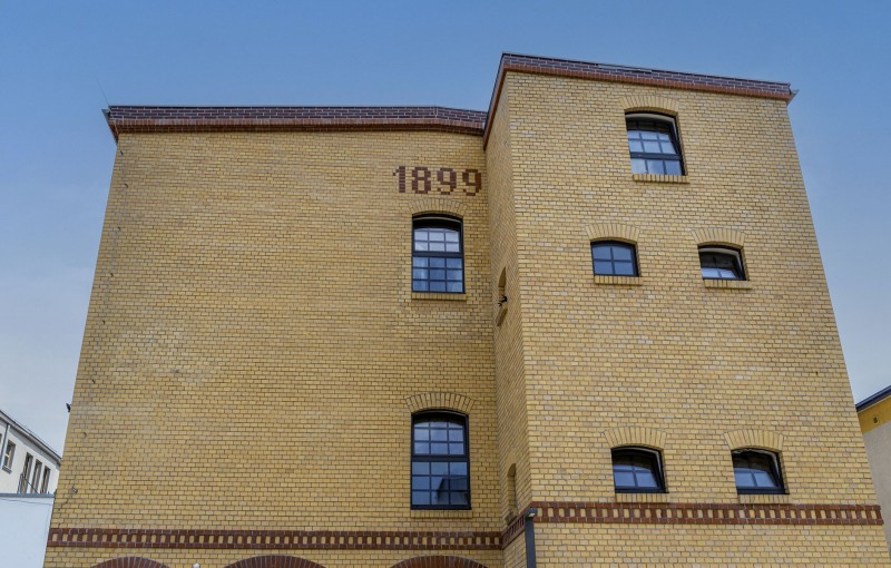 Najstarszy zachowany budynek zakładów Hoffmanna to farbiarnia z 1899 roku z elewacjami z żółtego klinkieru. Ocieplenie od środka płytami Multipor pozwoliło dostosować historyczne mury obiektu do współczesnych wymagań termicznych bez ingerencji w plastyczny wyraz jego fasad