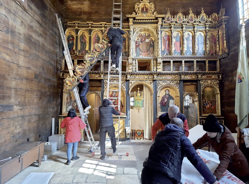 Demontaż i zabezpieczanie ikonostasu z cerkwi pw. Świętego Ducha w Rohatynie