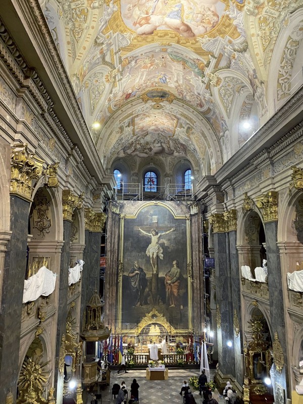 Wnętrze dawnego kościoła Jezuitów, obecnie cerkwi garnizonowej we Lwowie. W prezbiterium trwają prace konserwatorskie. Rusztowania osłonięto powiększoną reprodukcją obrazu z ołtarza głównego
