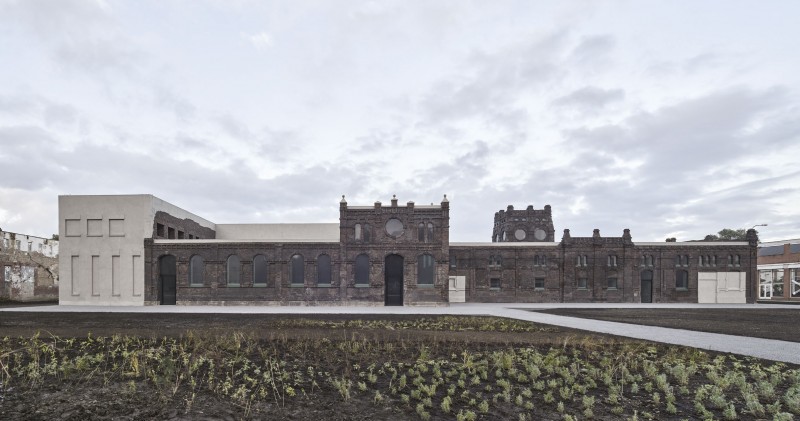 Elewacja wschodnia ukończonej Galerii Sztuki Współczesnej PLATO w Ostrawie. Nowe elementy z betonu odcinają się wyraźnie od zabytkowej tkanki dawnej rzeźni. Po lewej widoczne dawne skrzydło administracyjno-socjalne, które zawaliło się jeszcze w trakcie prac projektowych. Odtworzono je w całości w betonie. Fot. Jakub Certowicz