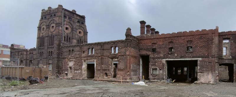 Dawna rzeźnia na chwilę przed rozpoczęciem inwestycji – na elewacjach widoczne są liczne, wtórne otwory