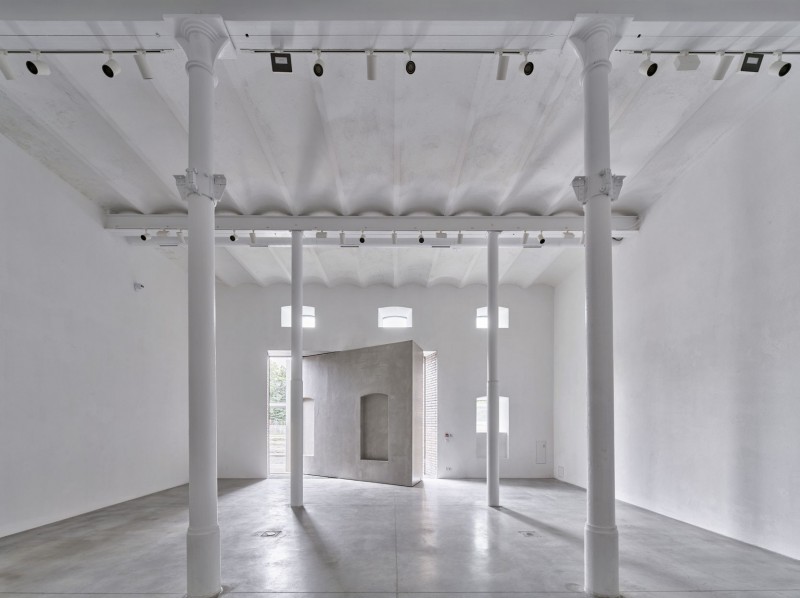 Jedna z sal wystawowych z zachowanymi, żeliwnymi kolumnami. Obrotowa ściana pozwala połączyć przestrzeń ekspozycyjną z najbliższym otoczeniem galerii, zwiększając tym samym dostępność obiektu. Fot. Jakub Certowicz