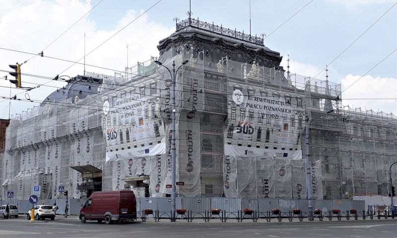 Pałac i otoczenie w trakcie prac prowadzonych w największej dotychczas skali