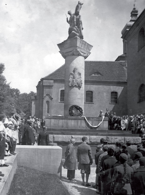 Zdjęcie z uroczystości pod pomnikiem 15 Pułku Ułanów. Lata 30. XX wieku