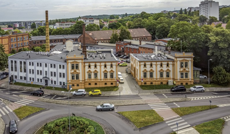 Zabudowania dawnej wytwórni winiaków Heinricha Raetscha w Zielonej Górze to zwarty kompleks obiektów przemysłowych, biurowych i mieszkalnych. Najstarsze są dwie bliźniacze kamienice projektu Carla Mühle, które wybudowano w latach 1894–1895