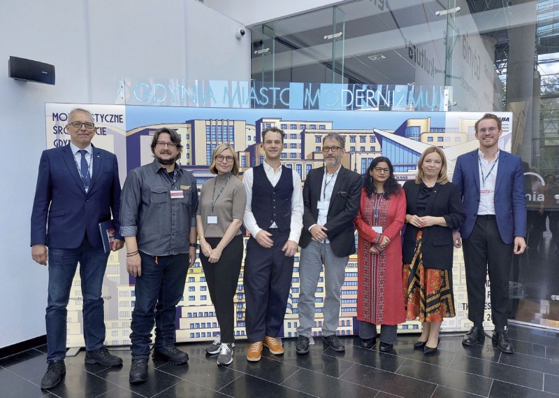 Przedstawiciele miast modernistycznych obecni na konferencji – od lewej: Robert Hirsch (Gdynia), Eduardo Pierrotti Rossetti (Brasilia), Marija Dremaite (Kowno), Edward Denison (Londyn/Asmara), Jeremie Hoffmann (Tel Awiw-Jafa), Deepika Gandhi (Chandigarh), Oktawia Gorzeńska (Gdynia), Christoph Rauhut (Berlin)