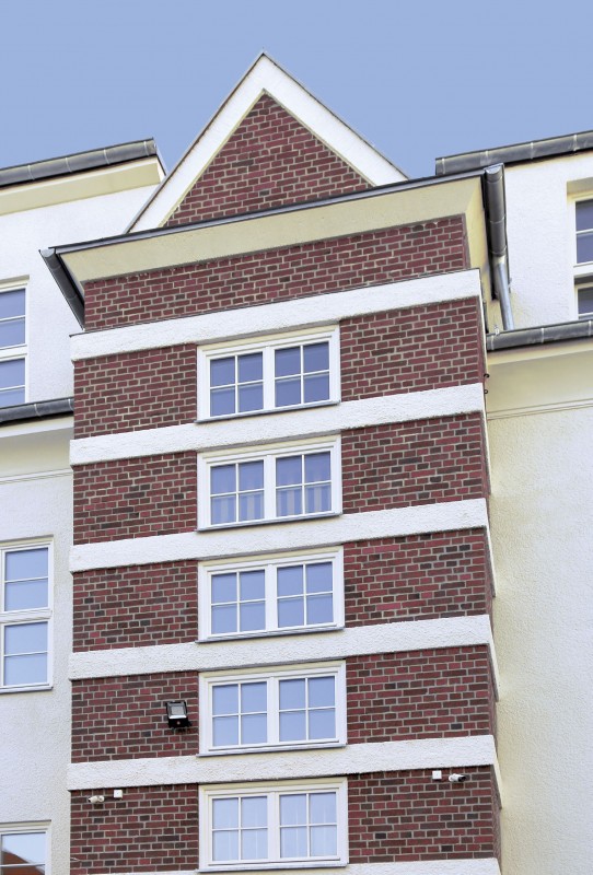 Dzięki ociepleniu od środka zabytkowa szkoła w Braniewie zachowała oryginalne fasady z okresu międzywojennego, w tym liczne ceglane detale, jak na przykład ekspresjonistyczny ryzalit mieszczący klatkę schodową