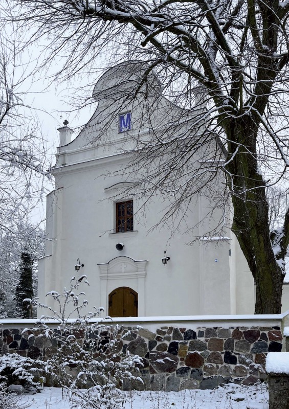 Widok kościoła i kamiennego ogrodzenia pięć lat po przeprowadzonych pracach konserwatorskich, w zimowej scenerii